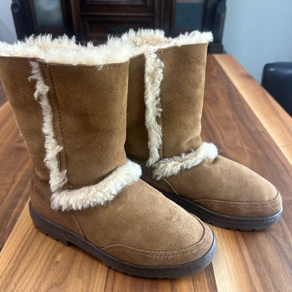 Chestnut Short Sundance UGG Boots